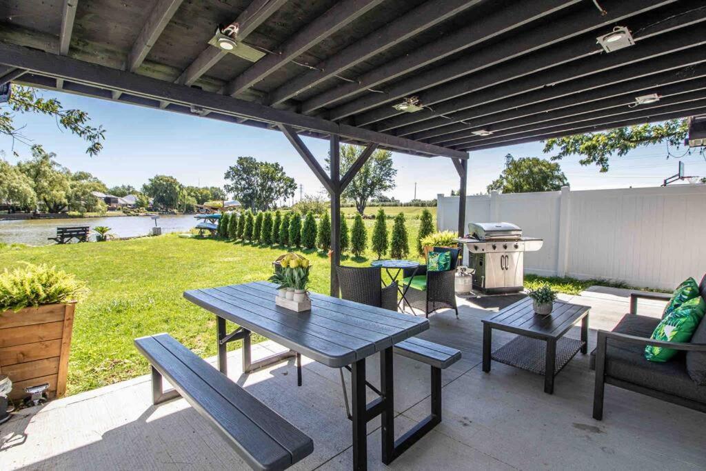 2 Bedroom Getaway On The River/Close To Marina Belle River Exteriér fotografie