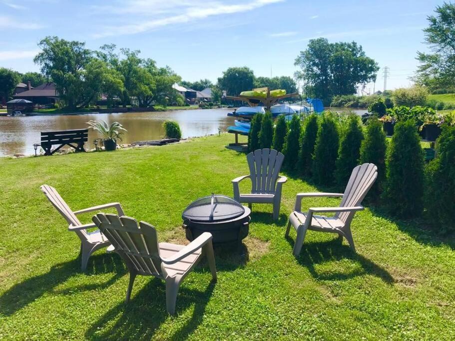 2 Bedroom Getaway On The River/Close To Marina Belle River Exteriér fotografie